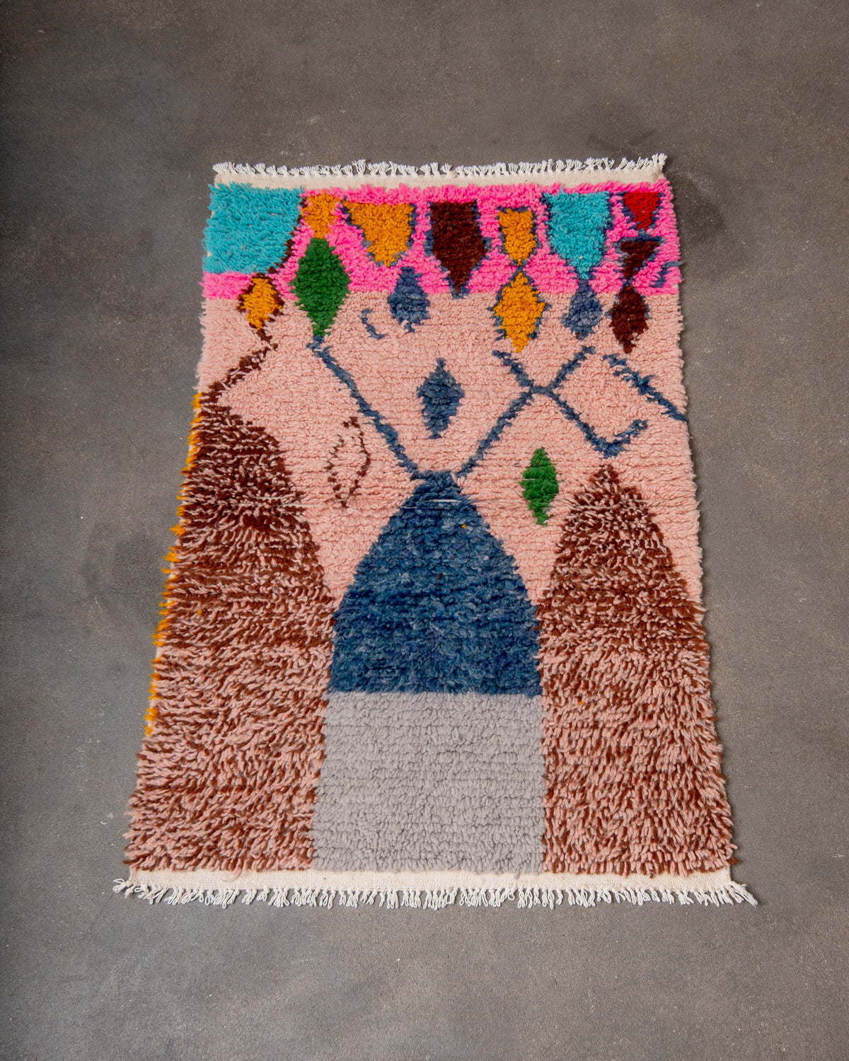 Modern designer handcrafted Berber rug from Morocco. Azilal rug with beautiful colours and patterns. Made of sheep’s wool and colourful cotton.